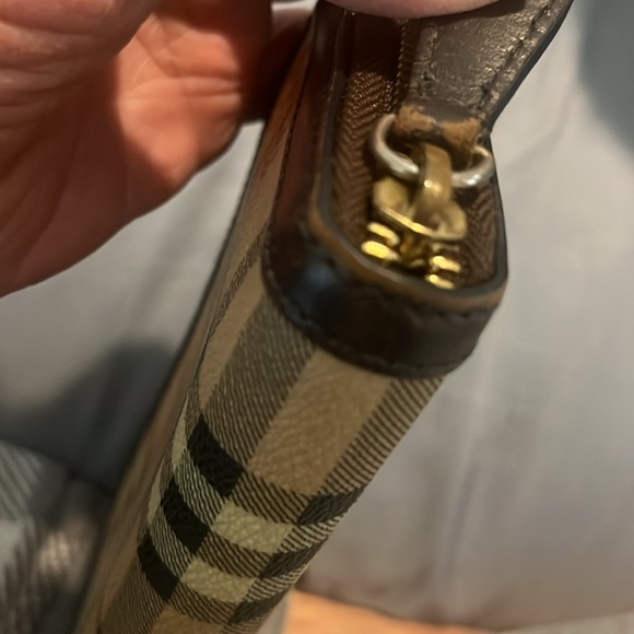 Burberry wallet in good condition,
4 1/2” by 7 1/2” pre loved plenty life left - Picture 3 of 11